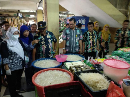 50 Petugas Gabungan Sidak ke Enam Pasar Tradisional di Jaktim 