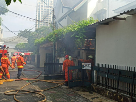 Kebakaran Rumah Dua Lantai di Kebayoran Baru Berhasil Dipadamkan