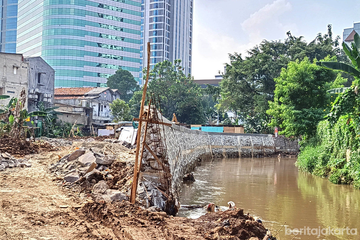 Progres pembangunan turap Kali Krukut segmen Jalan NIS