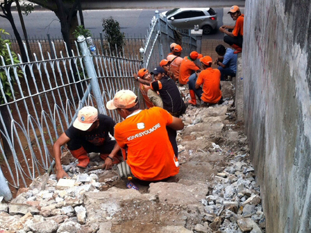 20 PPSU Perbaiki Jembatan Taman Viaduk