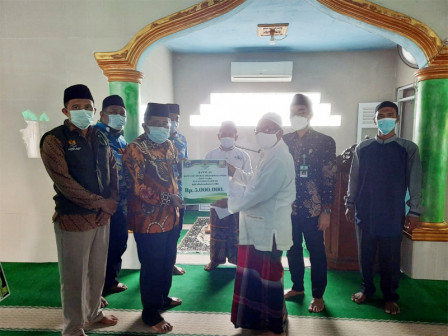 Dua Masjid di Kelurahan Pulau Pari Mendapatkan Bantuan Dari Bazis Kepulauan Seribu