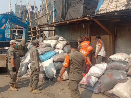 Petugas Gabungan Tertibkan Usaha Pembakaran Arang di Cilincing