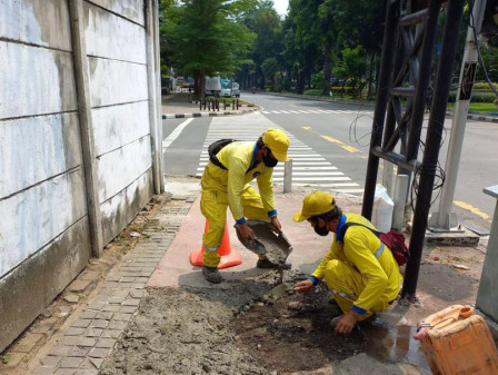Perbaikan Trotoar Amblas di Jalan Prajurit KKO Usman