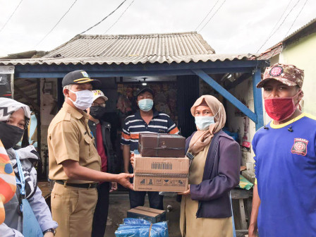 Sudinsos Berikan Bantuan ke Pemilik Rumah Ambruk di Cakung Timur 