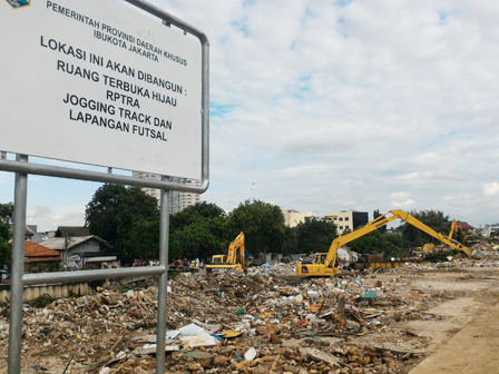  Belasan Eskavator Ratakan Puing Sisa Bongkaran Kalijodo