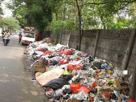 Warga Keluhkan Tumpukan Sampah Di Tanjung Barat