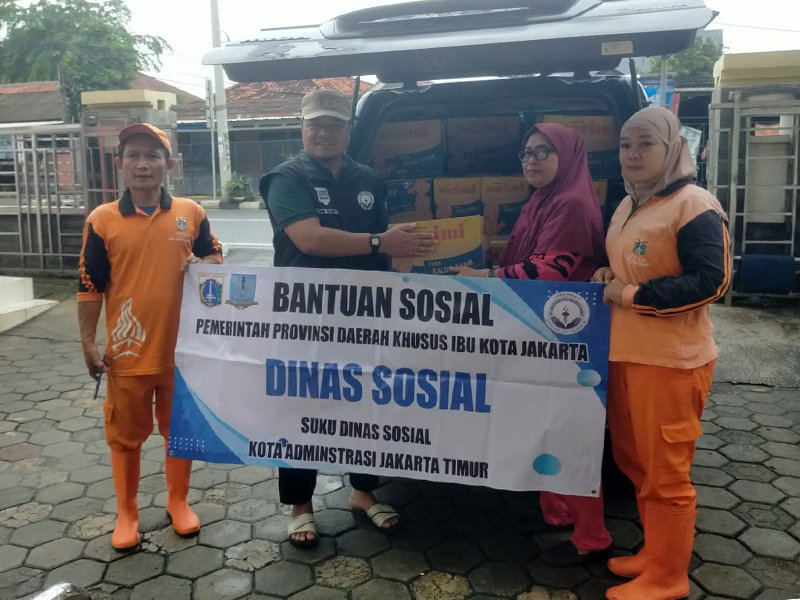  Sudinsos dan PMI Jaktim Berikan Bantuan Penyintas Genangan