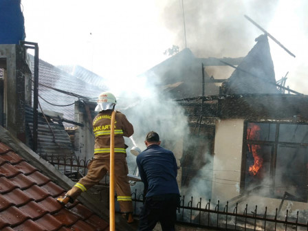 Satu Rumah Tinggal Berlantai Dua Ludes Terbakar di Kebon Baru