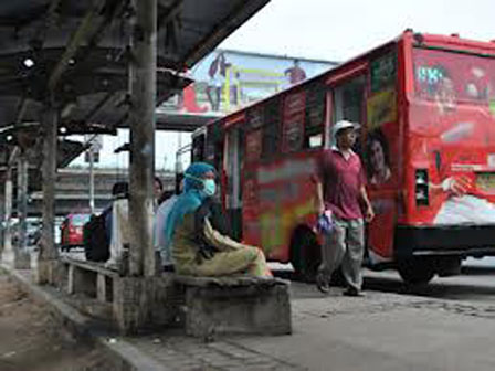 penumpang tunggu angkot di halte