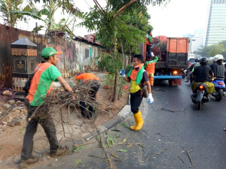 115 Personel Sudin LH Jakbar Bersihkan Sampah di Lima Titik