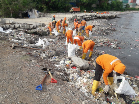 PT KBN dan Sudin LH Jaktim Lakukan Pembersihan Pesisir Pantai Marunda