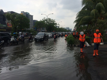 Petugas PPSU Kuras Genangan di Jl Boulevard Raya