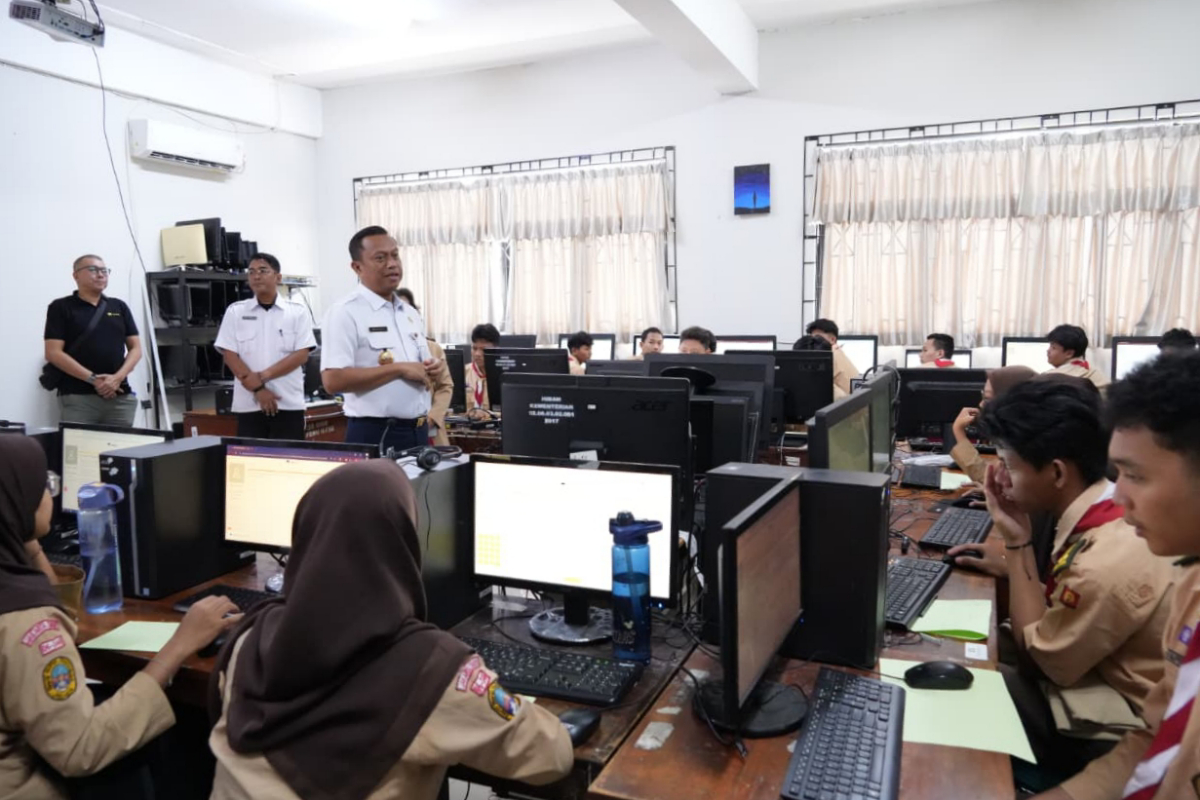 Munjirin meninjau pelaksanaan Try Out KJP di SMAN 11 Jakarta