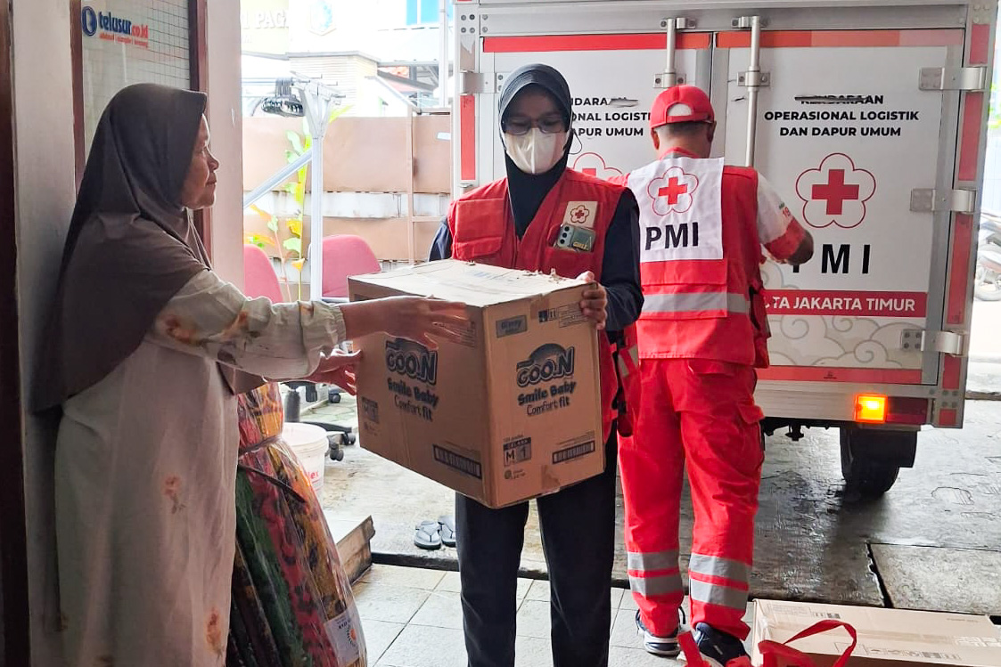 https://multimedia.beritajakarta.id/photo/2014_508c75c8507a2ae5223dfd2faeb98122/Distribusi bantuan penyintas kebakaran Bidara Cina