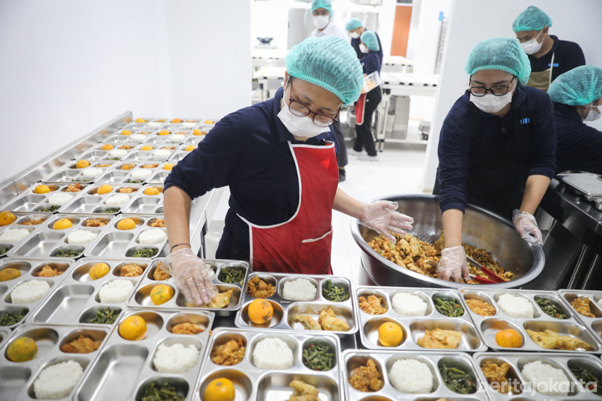 Petugas menyiapkan makanan bergizi gratis di dapur SPPG Palmerah