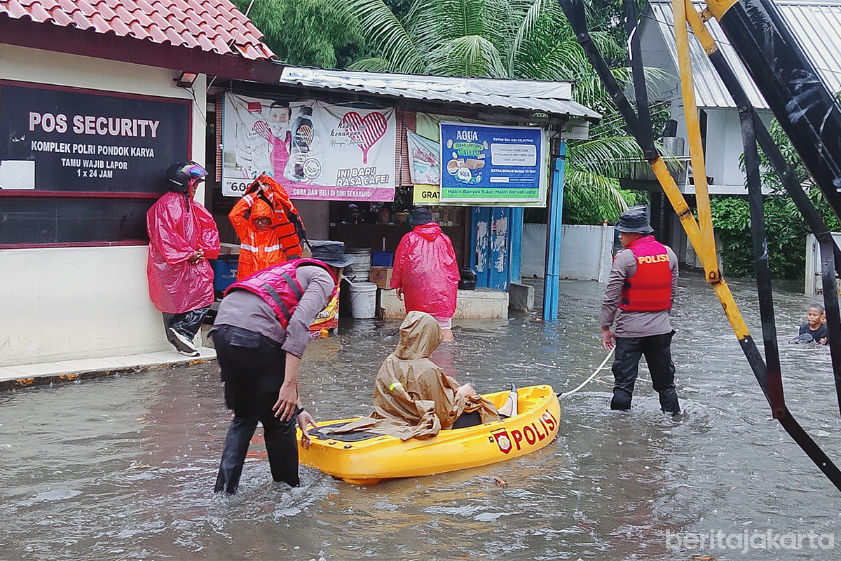 Warga di Kompleks Polri, Jalan Pondok Karya, RW 04, Pela Mampang, Mampang Prapatan, Jakarta Selatan