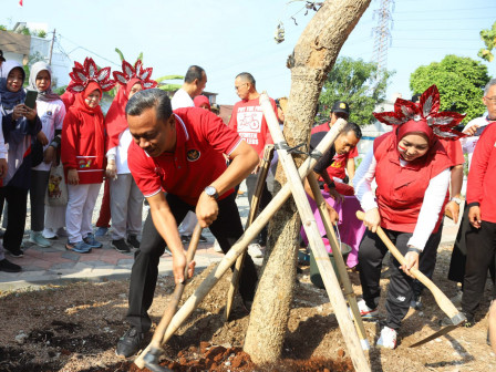 Jajaran Wali Kota Jaksel Tanam Pohon di SMPN 104 