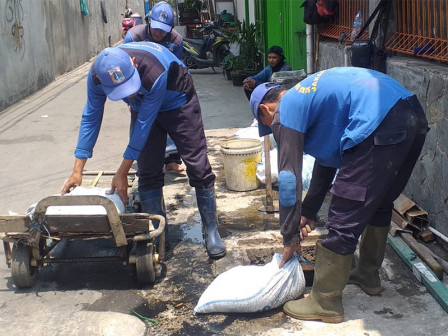  Saluran Air di Jalan Pelita Cengkareng Timur Dikuras