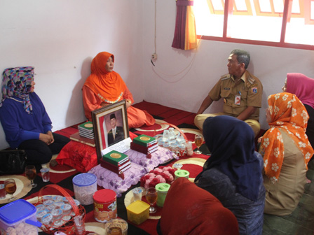 Wakil Camat Tutup Usia Bupati Melayat Kerumah Duka