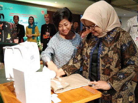  Ketua Dekranasda DKI Jakarta Anugrahkan Piala Pemenang Lomba Design Lifestyle Jakarta 2019