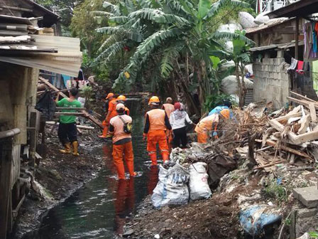 Puluhan Petugas PPSU Bersihkan Kali Cakung Lama