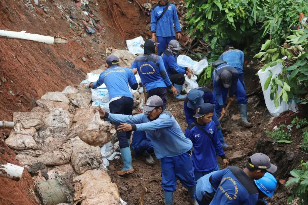Rano Pastikan Longsor di Bantaran Kali Angke Hulu Telah Ditangani 
