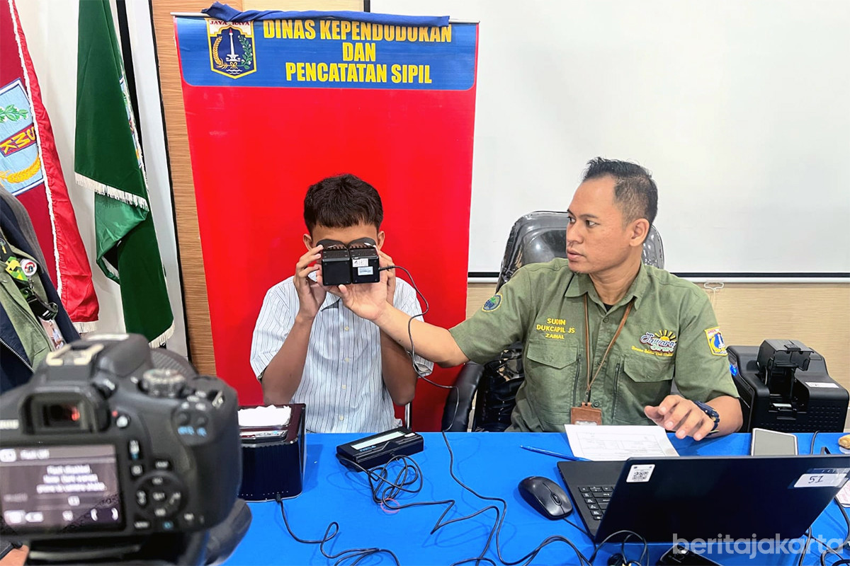 Pelajar SMKN 20 Jakarta mengikuti proses perekaman data KTP elektronik