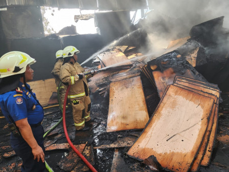 Penanganan Pemadaman Kebakaran Gudang Triplek di Klender