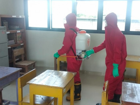 SMP Negeri Satu Atap Pulau Pari Disemprot Cairan Disinfektan