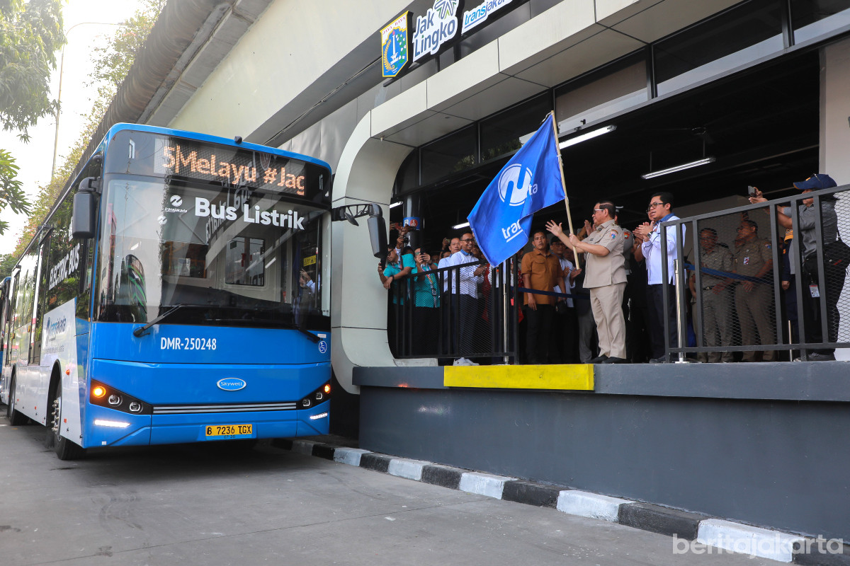 Gubernur DKI, Pramono Anung melaksanakan flag off tanda diresmikannya halte Jaga Jakarta Senen