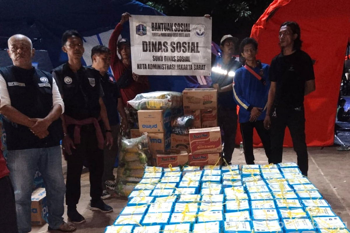 Sudinsos Jakbar menyerahkan bantuan kepada penyintas kebakaran Jati Pulo