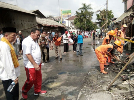 Walikota Jakbar Kunjungi Lokasi Kebakaran di Seberang RPTRA Pedongkelan 