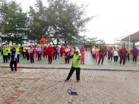  Senam Kesegaran Jasmani Digelar Kelurahan Pulau Kelapa di RPTRA Nyiur Melambai