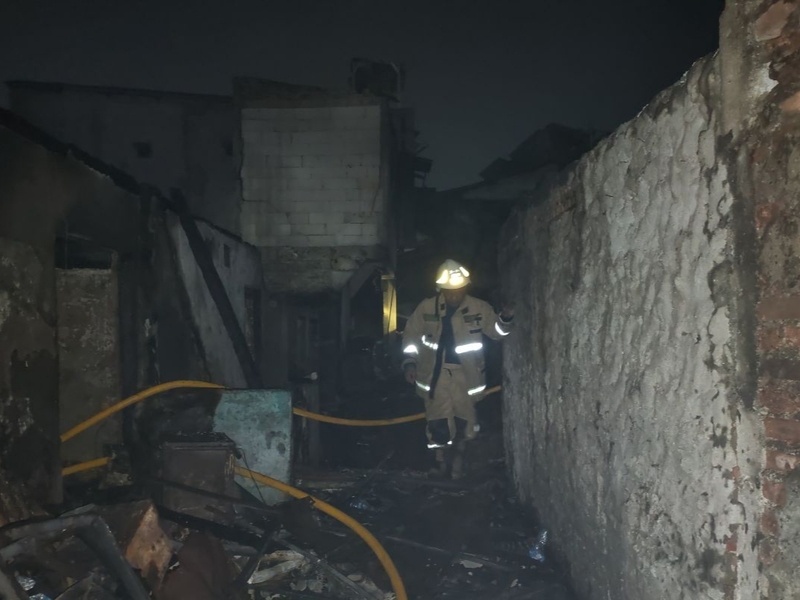 Korsleting Listrik Picu Kebakaran Rumah di Jalan Jembatan II Barat