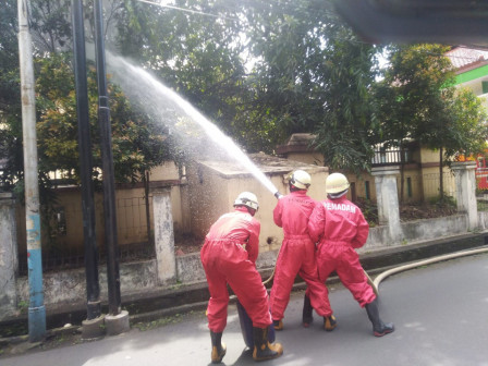 Gulkarmat Jaktim Musnahkan Hama Ulat Bulu di Tiga Pohon