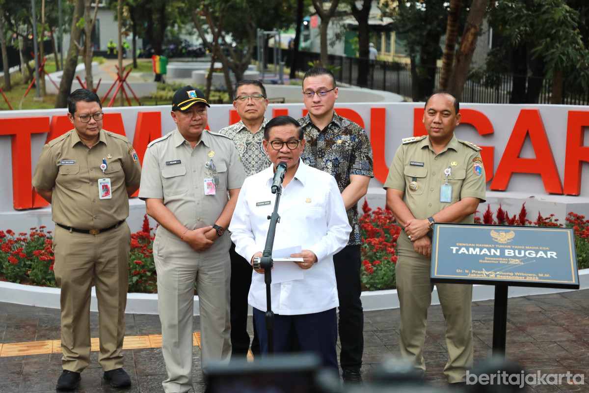 Gubernur DKI Jakarta, Pramono Anung memberikan keterangan pers di Taman Bugar, Jakbar