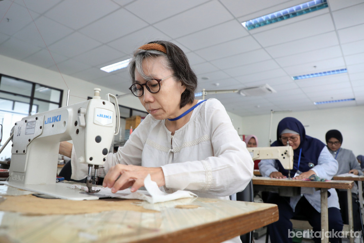 Suasana pelatihan menjahit di PPKD Jakarta Pusat