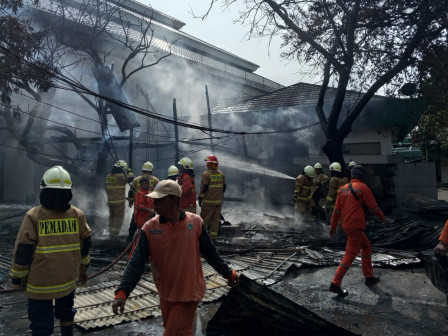  7 Unit Pemadam Atasi Kebakaran Gudang Masjid Al Musyawarah 