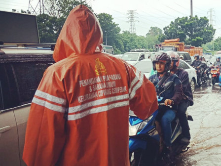  25 Anggota PPSU Atasi Genangan di Jl DI Panjaitan