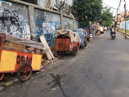 Terkendala Lahan, Belasan Gerobak Sampah Berjejer di Jl Swadaya I