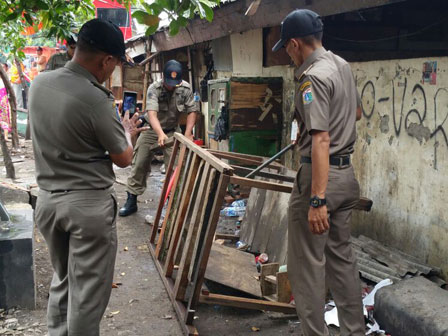 5 Gubuk Liar Di Bantaran Kali Sentiong Kembali Dibongkar