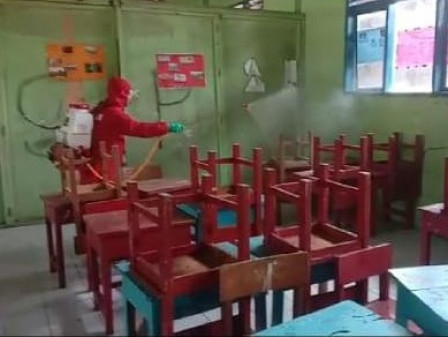 Sekolah Madrasah di Pulau Pari Disemprot Cairan Disinfektan