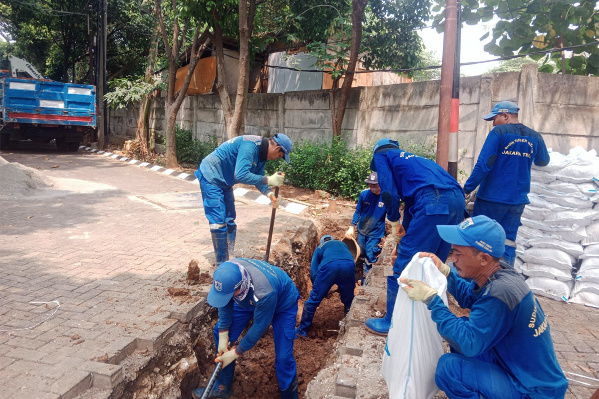 Pembuatan crossing saluran di Pulo Gebang oleh Pasukan Biru SDA