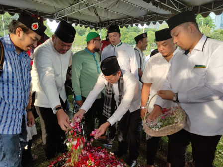 Deputi Gubernur DKI - Tokoh Betawi Ziarah Bersama ke Makam Haji Lulung #2