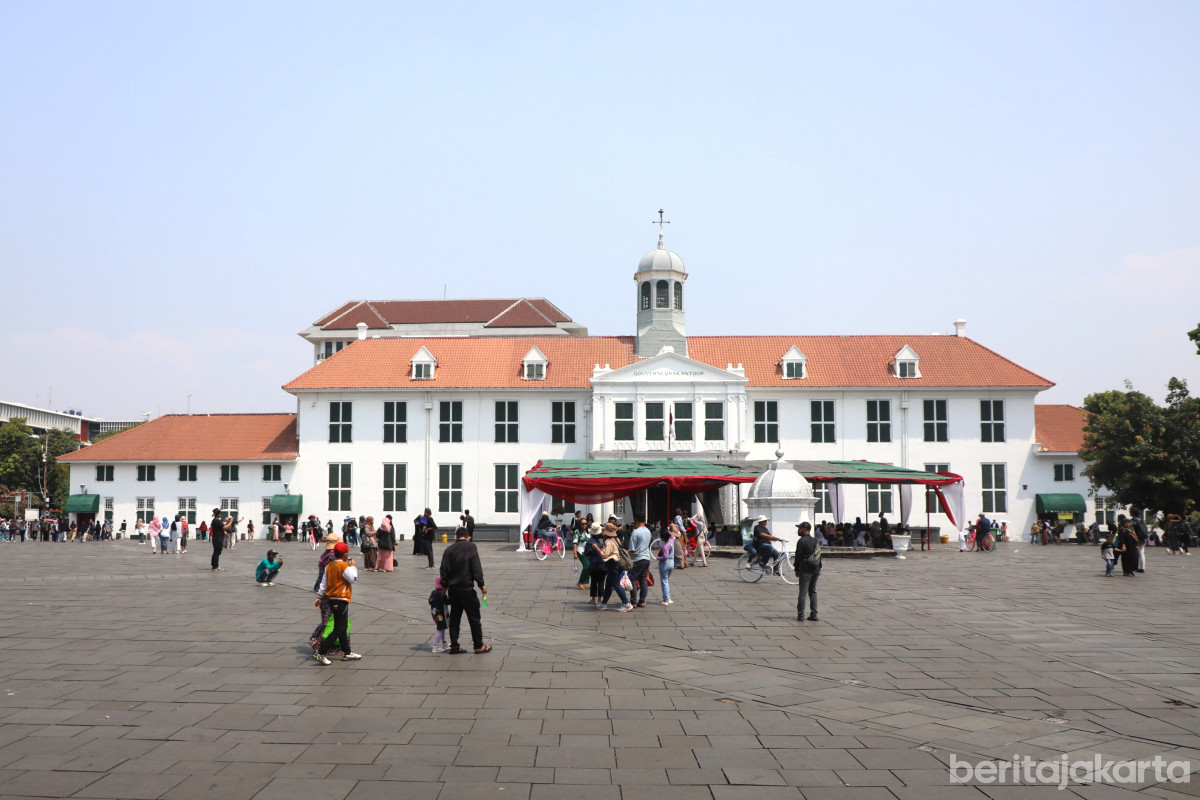 Sejumlah warga sedang berwisata di kawasan Kota Tua
