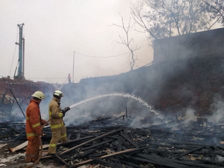 Kebakaran Sebuah Bedeng Proyek di Halim Berhasil Dipadamkan