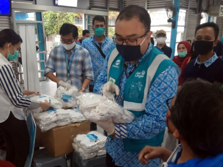  Tranajakarta Bagikan Ribuan Masker dan Ratusan Hand Sanitizer Dibagikan