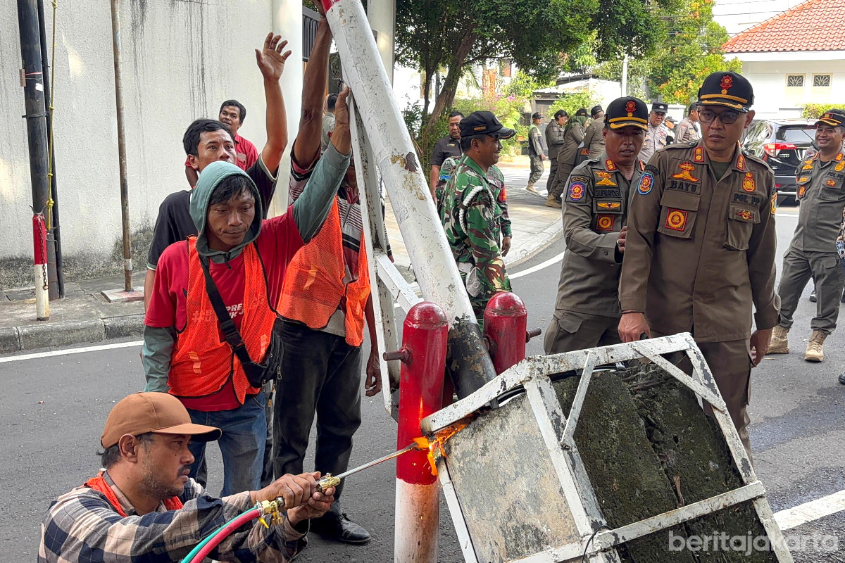 https://multimedia.beritajakarta.id/photo/2014_508c75c8507a2ae5223dfd2faeb98122/Petugas gabungan menertibkan portal jalan di Menteng