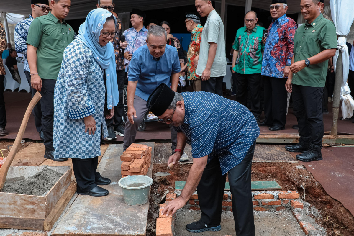 Wagub DKI Jakarta melakukan peletakan batu dalam pembangunan Pusat Kajian Islam Asia Tenggara