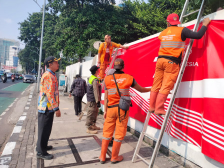 Spanduk HUT RI dan KTT ASEAN Dipasang di Tembok Pagar Kedutaan Amerika Serikat